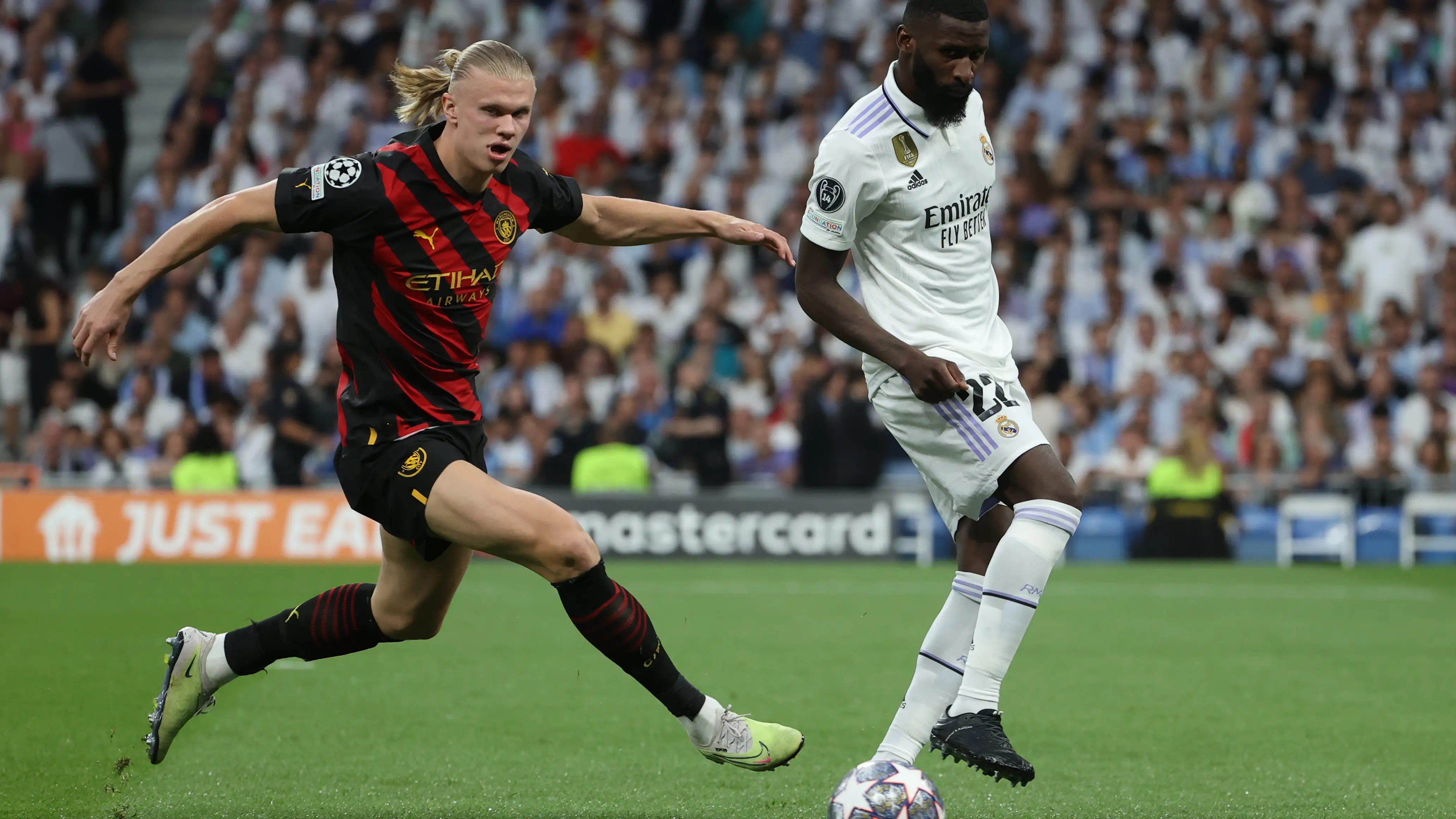 Antonio Rüdiger pelea un balón ante Erling Haaland Antonio Rüdiger pelea un balón ante Erling Haaland
