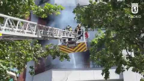 Muere un hombre en el incendio de una vivienda en la calle Embajadores de Madrid Muere un hombre en el incendio de una vivienda en la calle Embajadores de Madrid