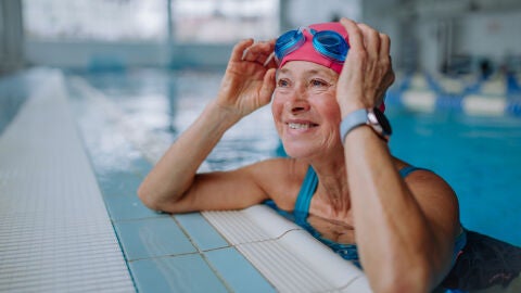 Mujer mayor en una piscina