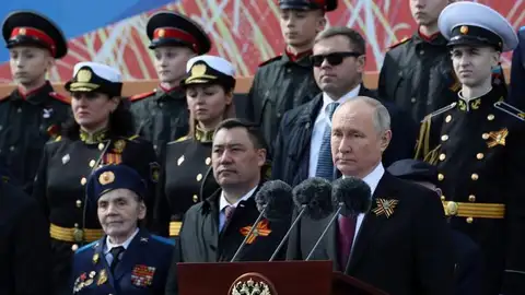 Putin dice que "se ha desatado una nueva guerra contra Rusia" Vladimir Putin, durante su discurso por el Día de la Victoria