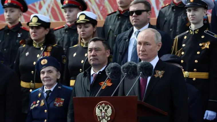 Putin dice que "se ha desatado una nueva guerra contra Rusia" Vladimir Putin, durante su discurso por el Día de la Victoria
