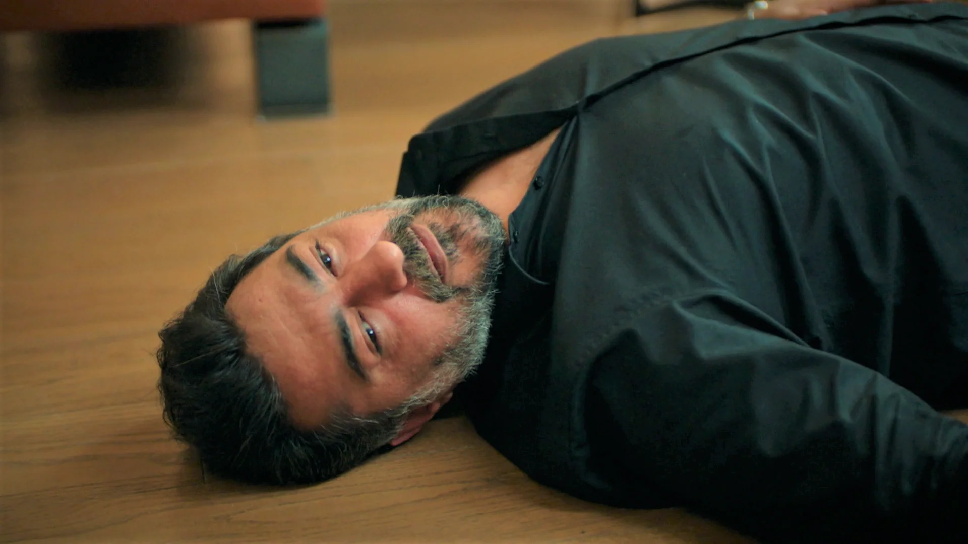 Akif, arruinado, sufre un infarto y cae desplomado en el suelo... ¿se pondrá bien? Akif, arruinado, sufre un infarto y cae desplomado en el suelo... ¿se pondrá bien?