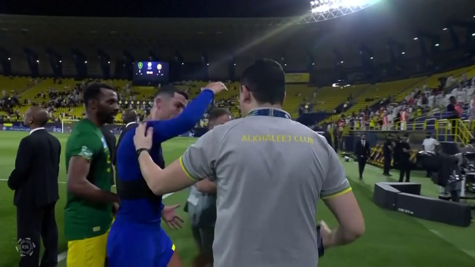 Cristiano Ronaldo empuja a un miembro del equipo rival que le pide un selfie