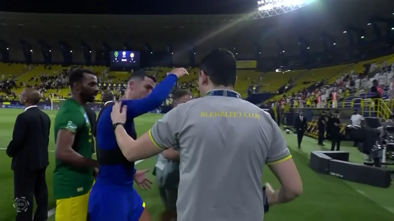 El empujón de Cristiano Ronaldo a un auxiliar del equipo rival El empujón de Cristiano Ronaldo a un auxiliar del equipo rival