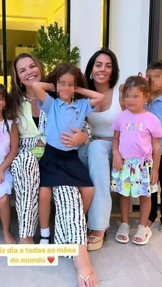 Katia Aveiro junto a Georgina Rodríguez, sus sobrinos y su hija