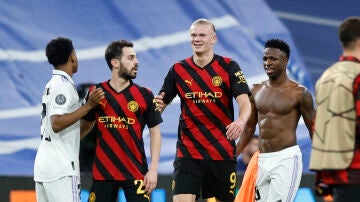 Los jugadores de Real Madrid y Manchester City se saludan tras el partido