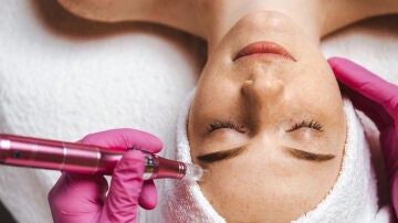Mujer recibiendo tratamiento de mesoterapia