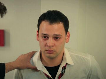 Oğulcan, desolado al descubrir que Harika le ha mentido y que le ha dejado en evidencia delante de todos