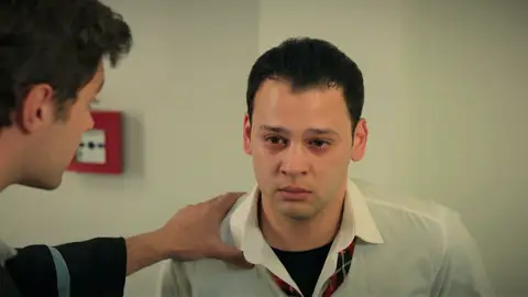 Oğulcan, desolado al descubrir que Harika le ha mentido y que le ha dejado en evidencia delante de todos Oğulcan, desolado al descubrir que Harika le ha mentido y que le ha dejado en evidencia delante de todos