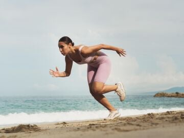 Mujer haciendo deporte en la playa