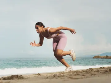 Mujer haciendo deporte en la playa Mujer haciendo deporte en la playa