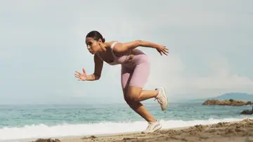 Mujer haciendo deporte en la playa