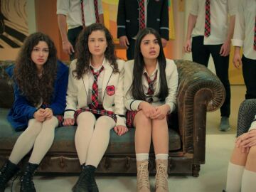 Emir se la juega a las chicas y acaba llamando a la polic&iacute;a para que... &iexcl;las detenga!