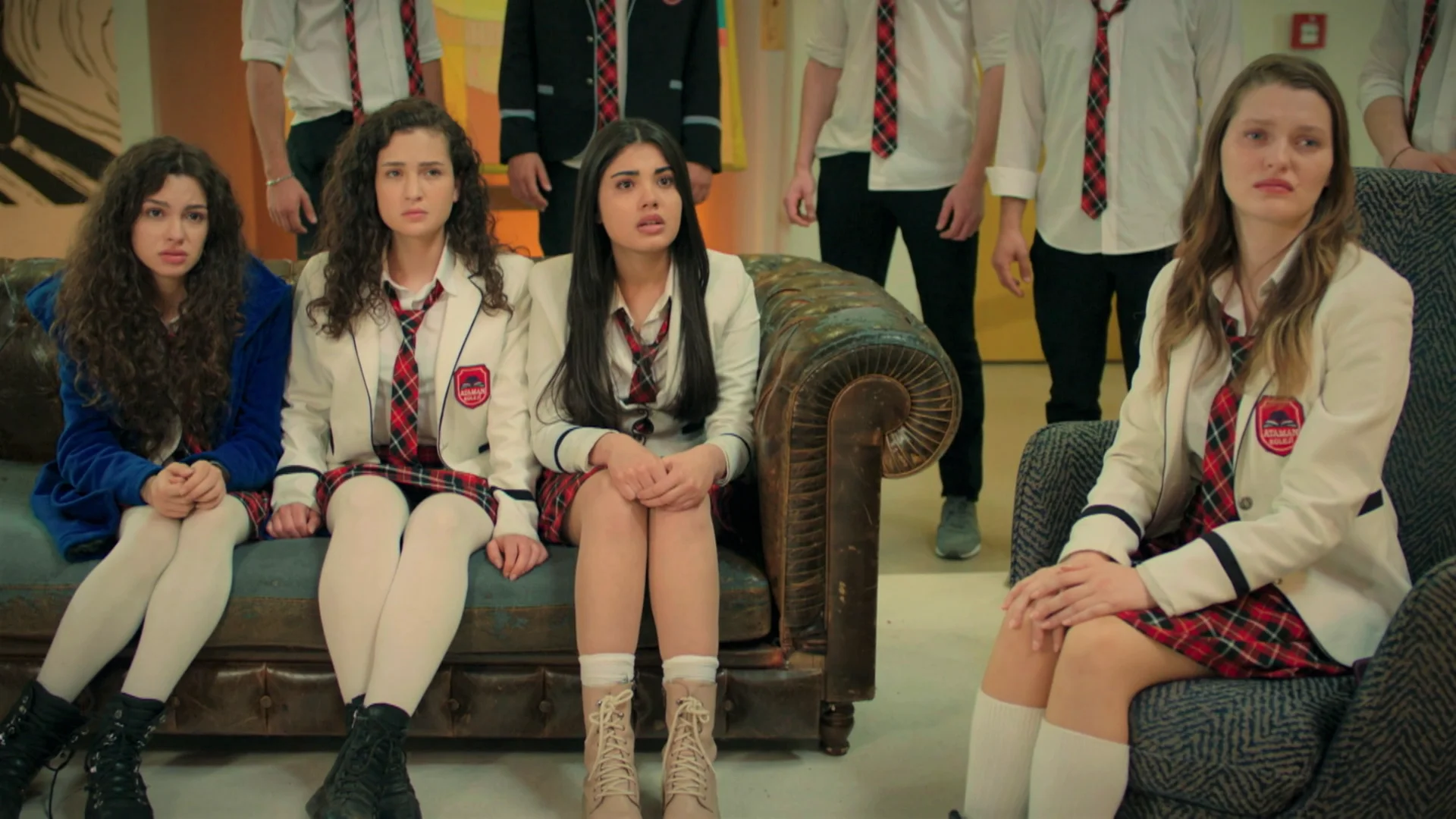 Emir se la juega a las chicas y acaba llamando a la policía para que... ¡las detenga! Emir se la juega a las chicas y acaba llamando a la policía para que... ¡las detenga!