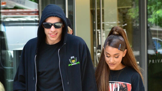 Pete Davidson y Ariana Grande.