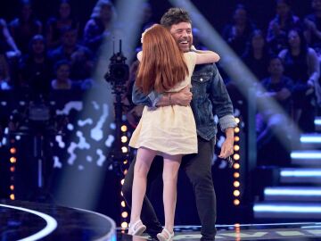 Pablo L&oacute;pez abraza a Emma