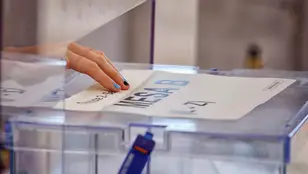 Imagen de archivo de una urna electoral durante unas elecciones