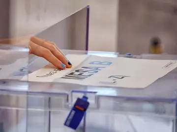 Imagen de archivo de una urna electoral durante unas elecciones Imagen de archivo de una urna electoral durante unas elecciones