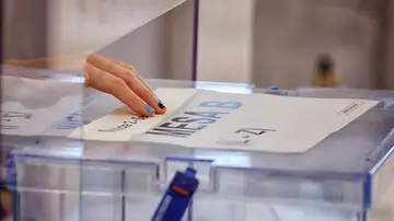 Imagen de archivo de una urna electoral durante unas elecciones