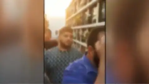 Familiares de José Antonio junto a los nichos Familiares de José Antonio junto a los nichos