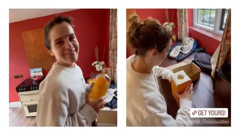 Emma Watson abre su paquete más especial Emma Watson abre su paquete más especial