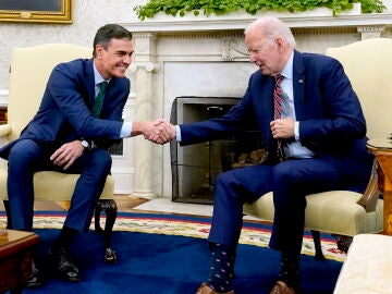 Sánchez y Biden se estrechan la mano durante su visita a la Casa Blanca