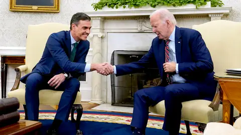 Sánchez y Biden se estrechan la mano durante su visita a la Casa Blanca Sánchez y Biden se estrechan la mano durante su visita a la Casa Blanca