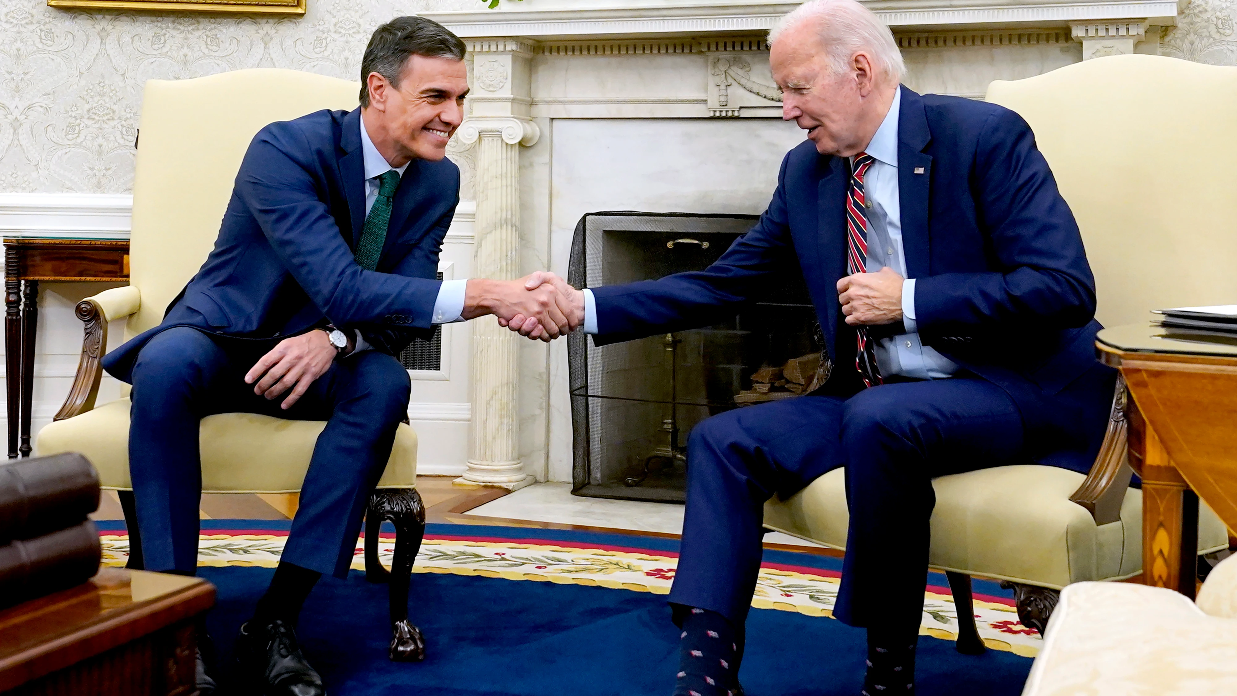 Sánchez y Biden se estrechan la mano durante su visita a la Casa Blanca Sánchez y Biden se estrechan la mano durante su visita a la Casa Blanca