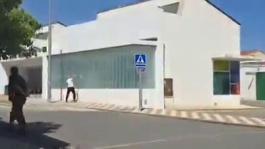 El momento en que un vecino de Belmez destroza con un mazo el centro de salud