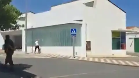 El momento en que un vecino de Belmez destroza con un mazo el centro de salud El momento en que un vecino de Belmez destroza con un mazo el centro de salud