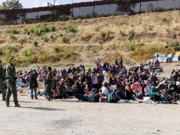 Miles de personas se agolpan en la frontera entre México y Estados Unidos con el temor a ser repatriados