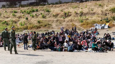 Miles de personas se agolpan en la frontera entre México y Estados Unidos con el temor a ser repatriados Miles de personas se agolpan en la frontera entre México y Estados Unidos con el temor a ser repatriados