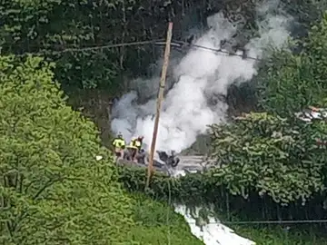Imagen del vehículo ardiendo en el que ha fallecido el piloto Artai Santidrián Imagen del vehículo ardiendo en el que ha fallecido el piloto Artai Santidrián