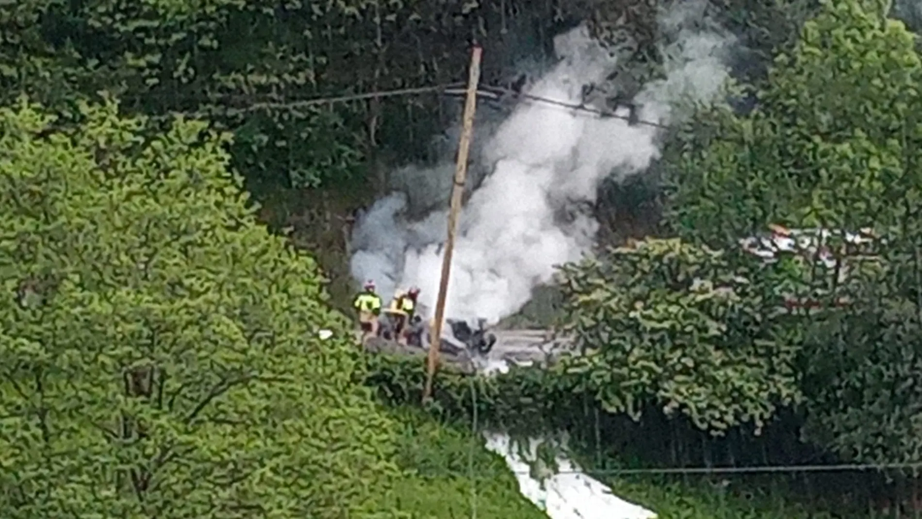 Imagen del vehículo ardiendo en el que ha fallecido el piloto Artai Santidrián