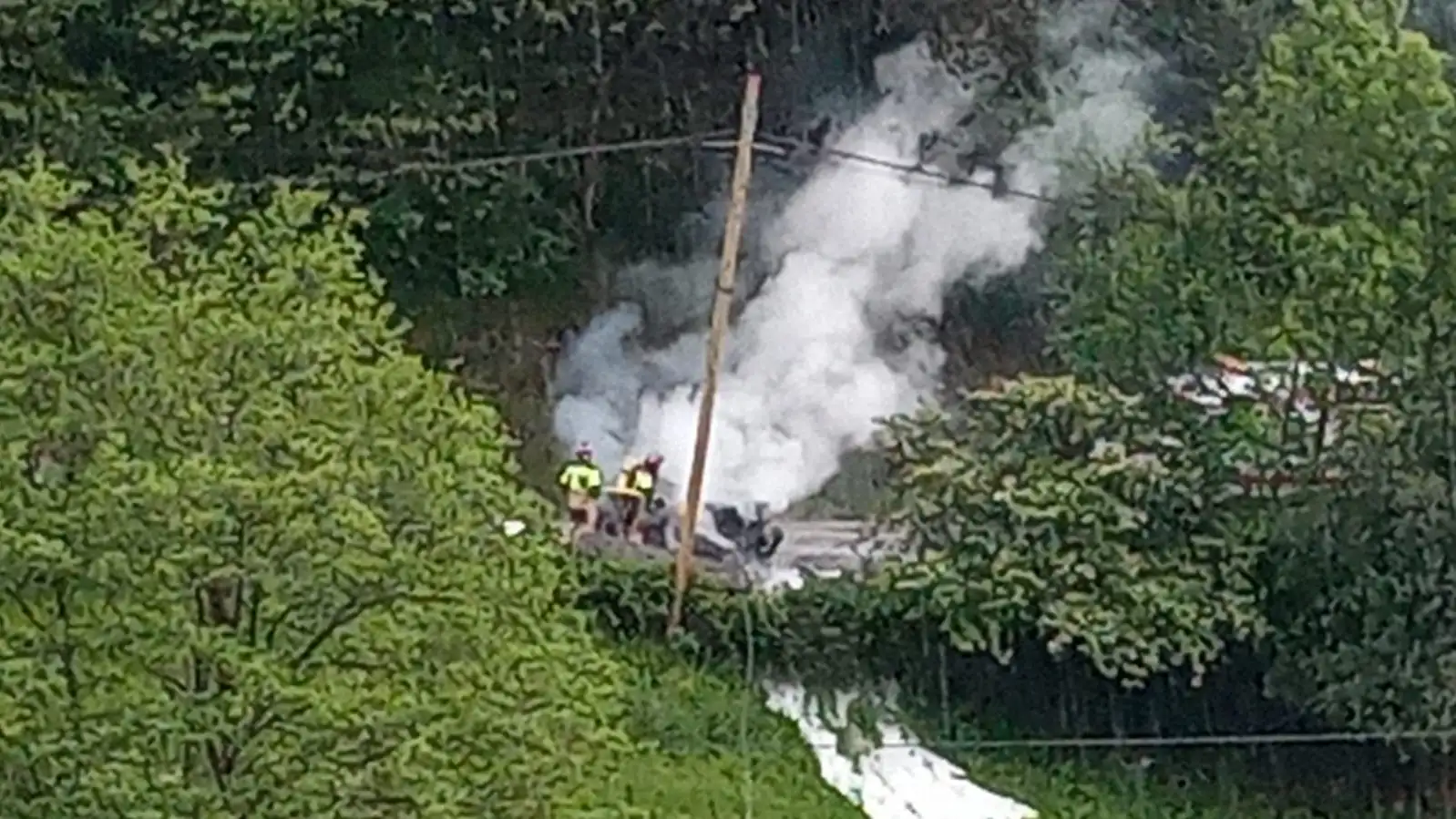 Imagen del vehículo ardiendo en el que ha fallecido el piloto Artai Santidrián Imagen del vehículo ardiendo en el que ha fallecido el piloto Artai Santidrián