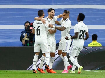 Asensio celebra su gol ante el Getafe junto a sus compañeros