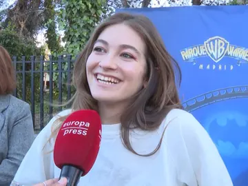 La actriz Carlota Boza atendiendo a los medios La actriz Carlota Boza atendiendo a los medios