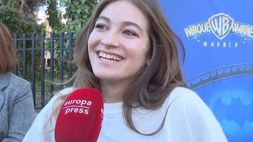 La actriz Carlota Boza atendiendo a los medios