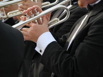 Imagen de archivo de músicos tocando la trompeta