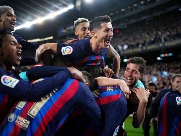 Los jugadores del Barça celebran el gol de Kessié ante el Real Madrid (2-1)