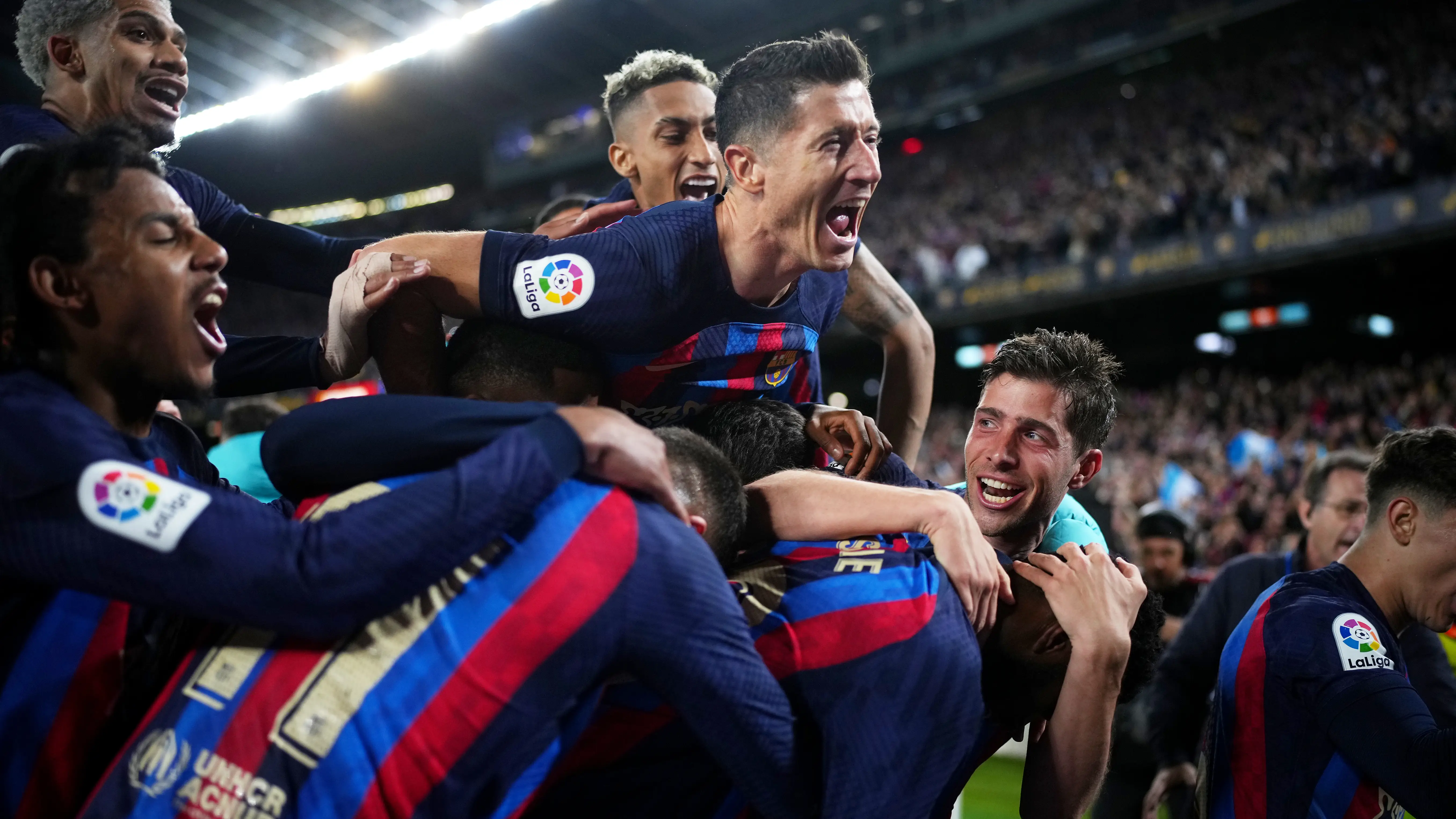 Los jugadores del Bar&ccedil;a celebran el gol de Kessi&eacute; ante el Real Madrid (2-1)