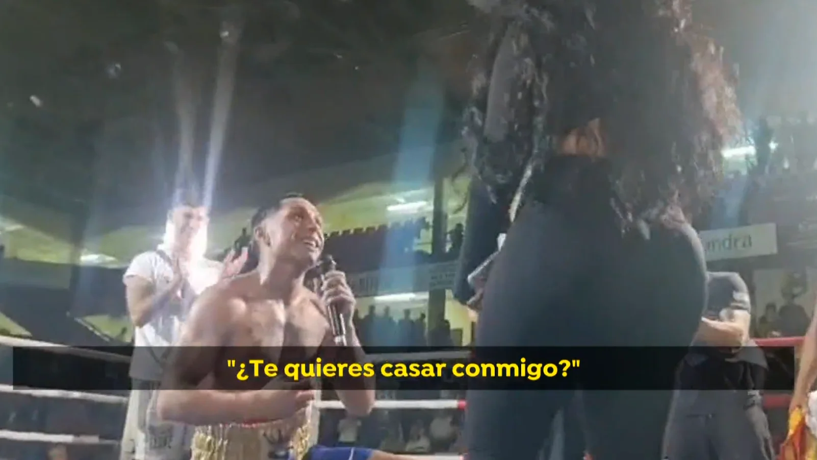 Salvi Jim&eacute;nez le pide matrimonio a su novia tras un combate