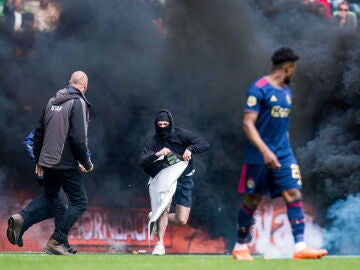Momento en el que un aficionado local irrumpe en el campo (Groningen - Ajax) 