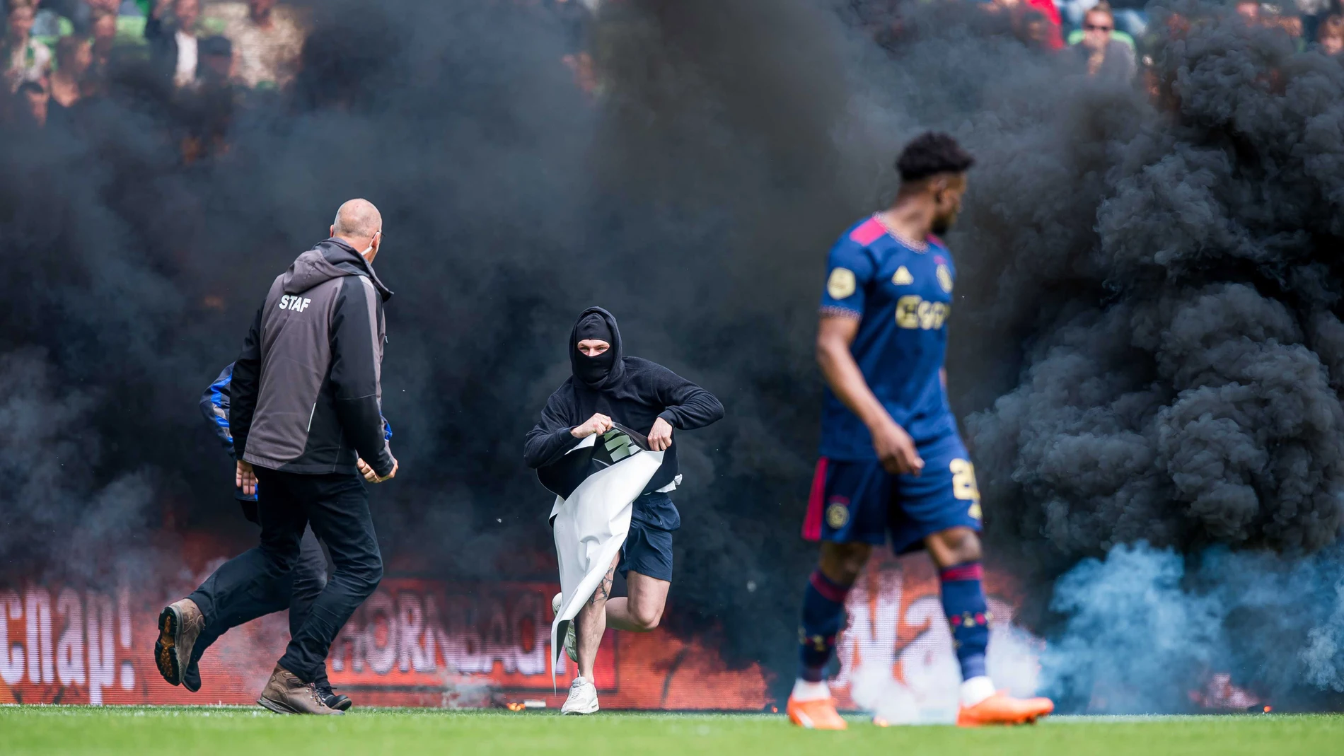 Momento en el que un aficionado local irrumpe en el campo (Groningen - Ajax) 