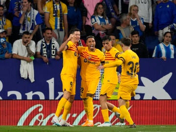 Lewandowski celebra uno de sus goles con Raphinha, Pedri y Gavi
