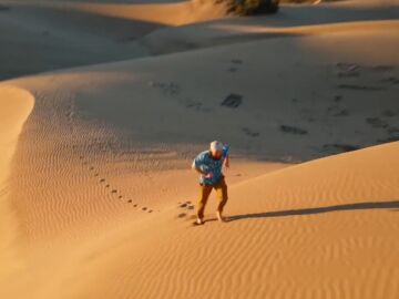 Russell Cook corriendo por un desierto africano