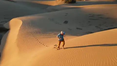 Russell Cook corriendo por un desierto africano