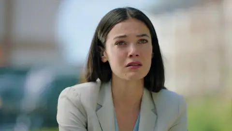 Ceylin se derrumba con Eren y le confiesa que tenía la esperanza de no divorciarse de Ilgaz Ceylin se derrumba con Eren y le confiesa que tenía la esperanza de no divorciarse de Ilgaz