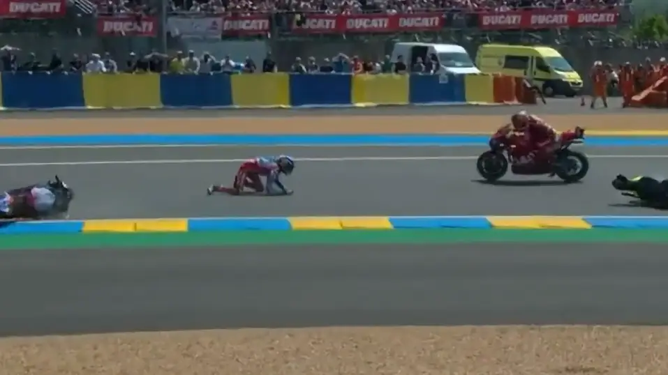 Momento en el que Álex Márquez se queda en mitad de la recta Momento en el que Álex Márquez se queda en mitad de la recta