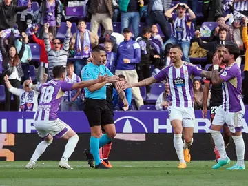 Los futbolistas del Valladolid protestan al árbitro Ortiz Arias Los futbolistas del Valladolid protestan al árbitro Ortiz Arias